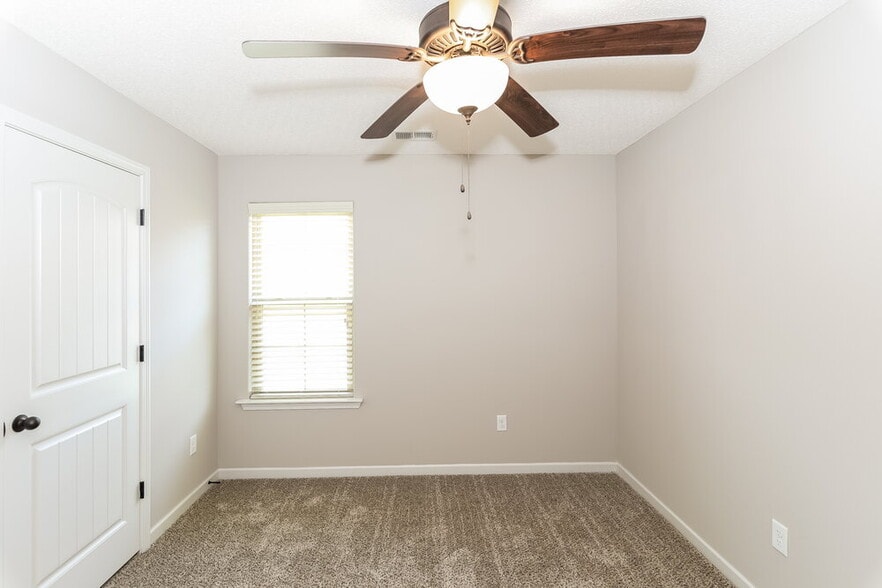 Building Photo - 1087 Darren Cir E