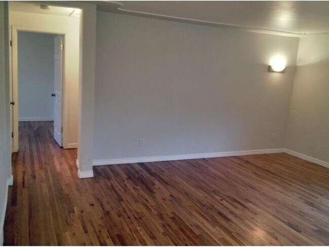 Building Photo - Charming 4BR House in Edgewater