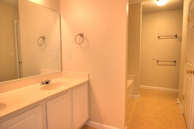 Building Photo - Nice 3 bedroom townhouse in SW Durham!