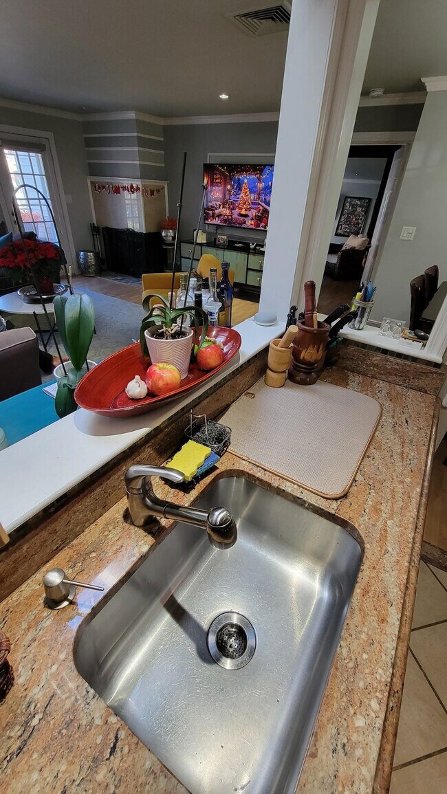 Building Photo - 780 River Rd