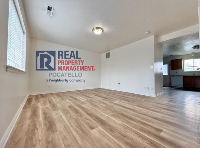 Building Photo - 3 Bedroom 1.5 Bath Apartment - 2 car garage