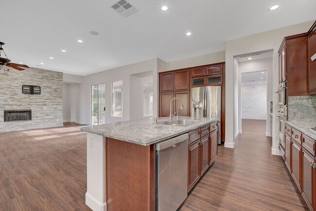 Building Photo - Anthem country Club Golf Community Beauty