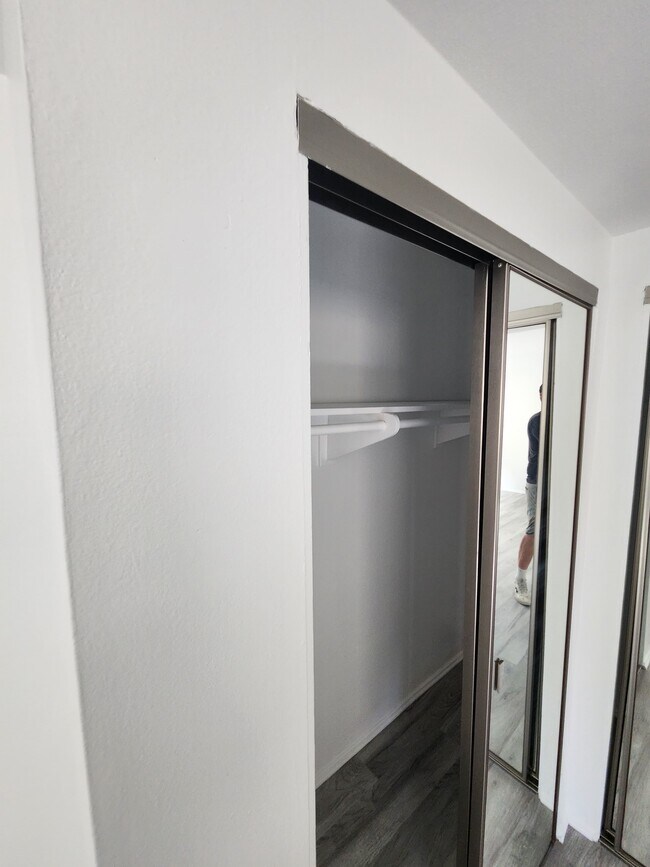 Building Photo - 702 N Paulina Ave