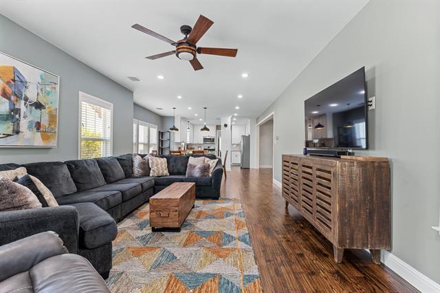 Building Photo - 607 S Alamo St