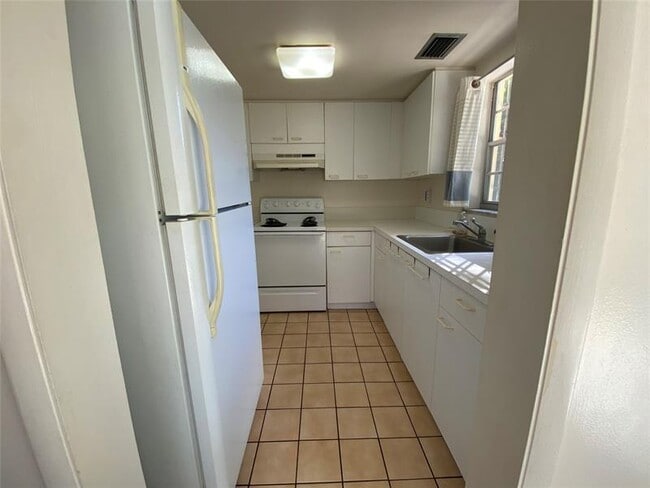 Building Photo - 310 SW 11th Ct