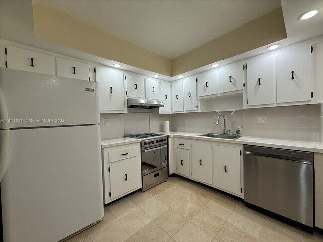Building Photo - 600 Three Islands Boulevard