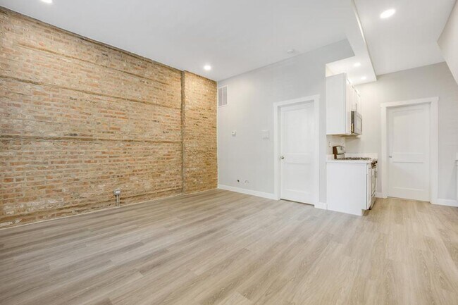 Building Photo - 1325 W 18th Pl