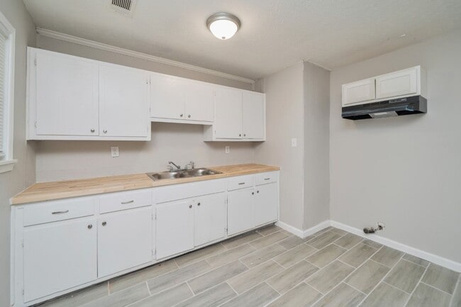 Building Photo - 114 Crenshaw Dr