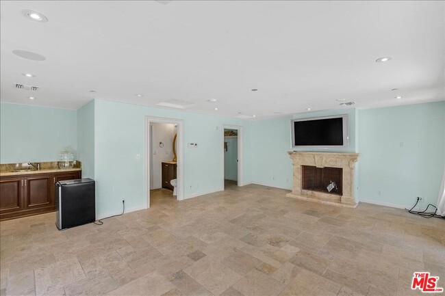 Building Photo - 617 N Alpine Dr