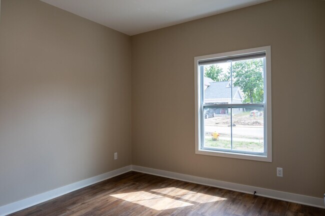 Building Photo - 8456 Oak Shade Cir