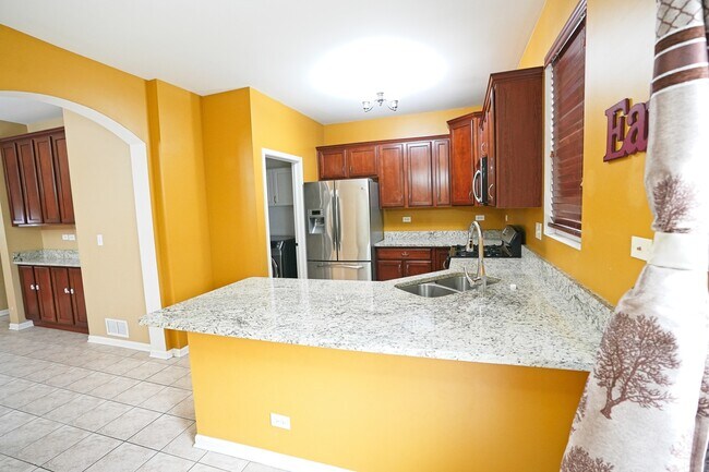 Building Photo - 470 Grosvenor Ln