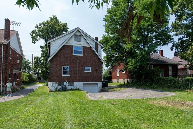 Building Photo - COVEDALE- 3 bedroom 1.5 bath Tudor with up...