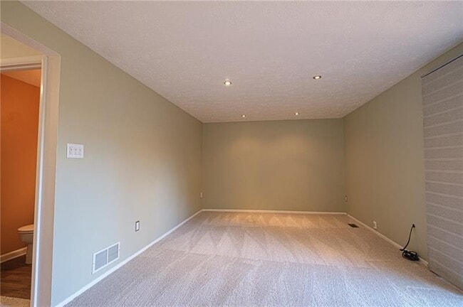 Building Photo - 84 Cortland Dr W
