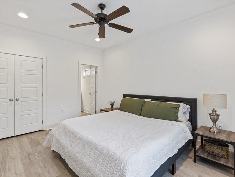 Building Photo - 127 Camp Cir