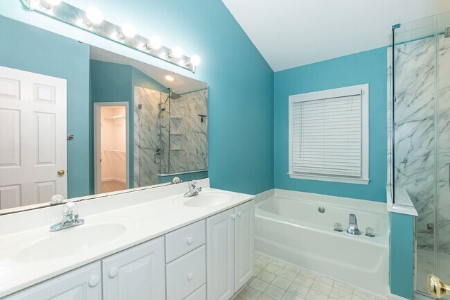 Building Photo - 8 Woodcliff Cir