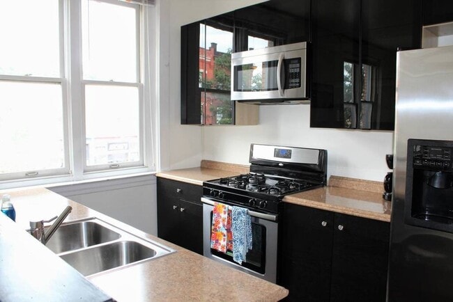 Building Photo - 3Bed/1Bath on East Carson Street