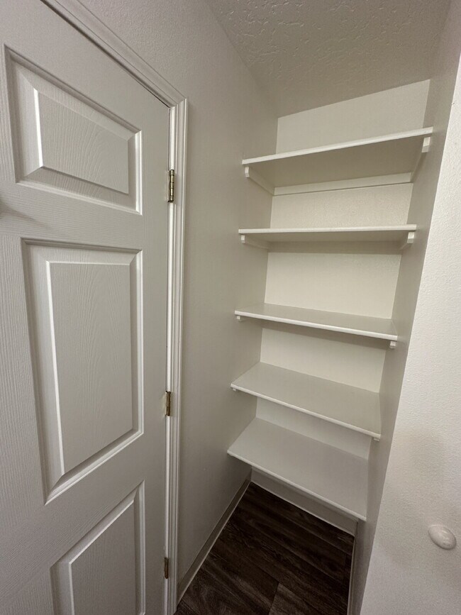 Building Photo - "Charming 2-Bed Retreat with Spacious 1000 sqft Layout in Nampa's Heart!"