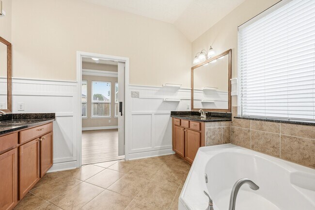 Building Photo - 8111 Sweet Gardens Ct