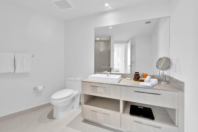 Building Photo - 4011 S Ocean Dr