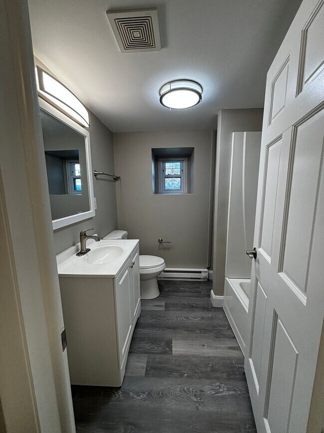 Building Photo - Newly remodeled 3+ bedroom