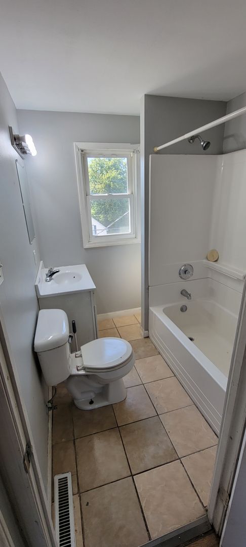Building Photo - 3 Bed 1 Bath Townhouse