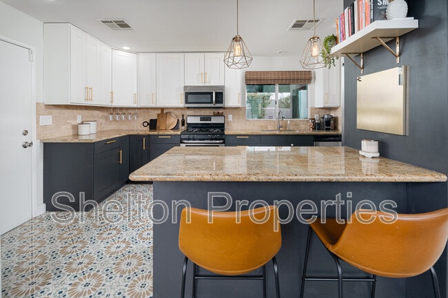 Building Photo - 1731 W Highland Ave