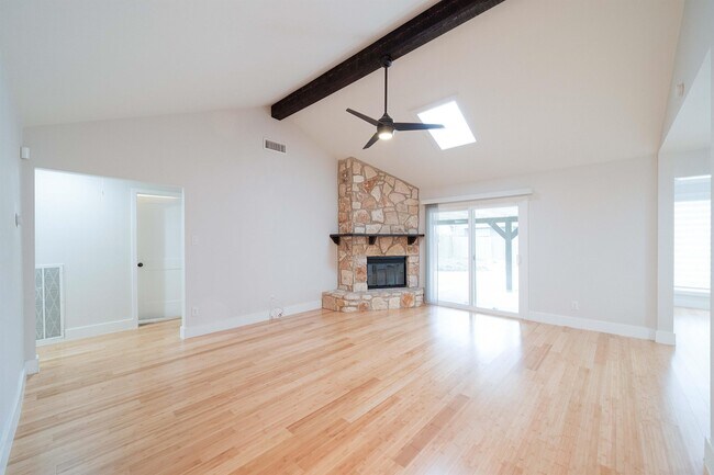 Building Photo - 2515 Berkett Dr
