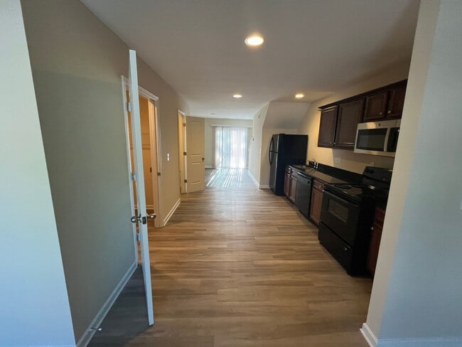 Building Photo - 3 bedroom townhome