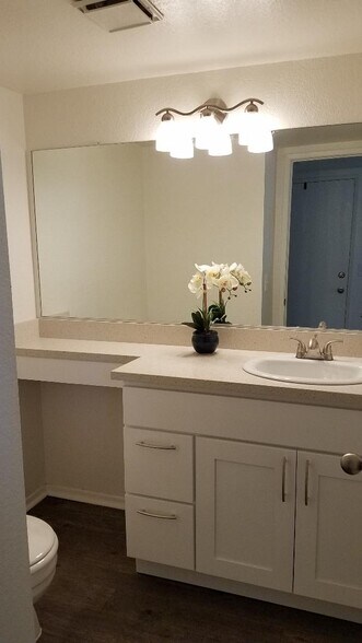 Building Photo - 8324 Vineyard Ave