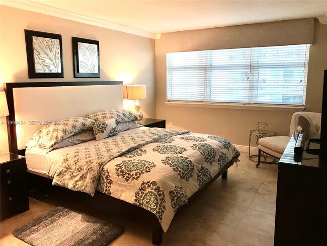 Building Photo - 6917 Collins Ave