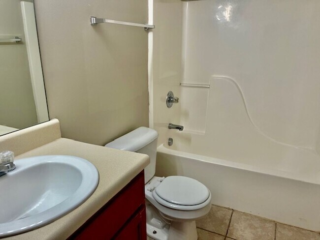 Building Photo - Brookstone Dr #1 &amp; #3