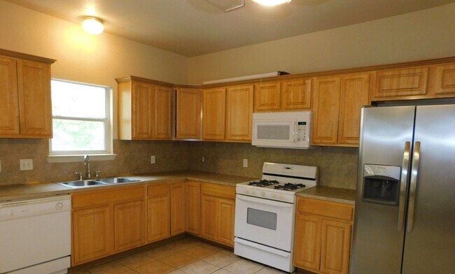 Building Photo - 1811MAPLE