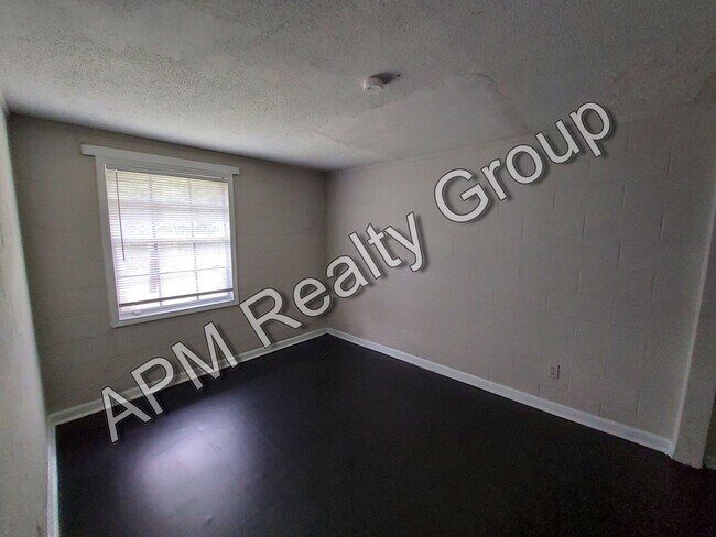 Building Photo - Renovated two bedroom near Harden Street - 50% off first month's rent!