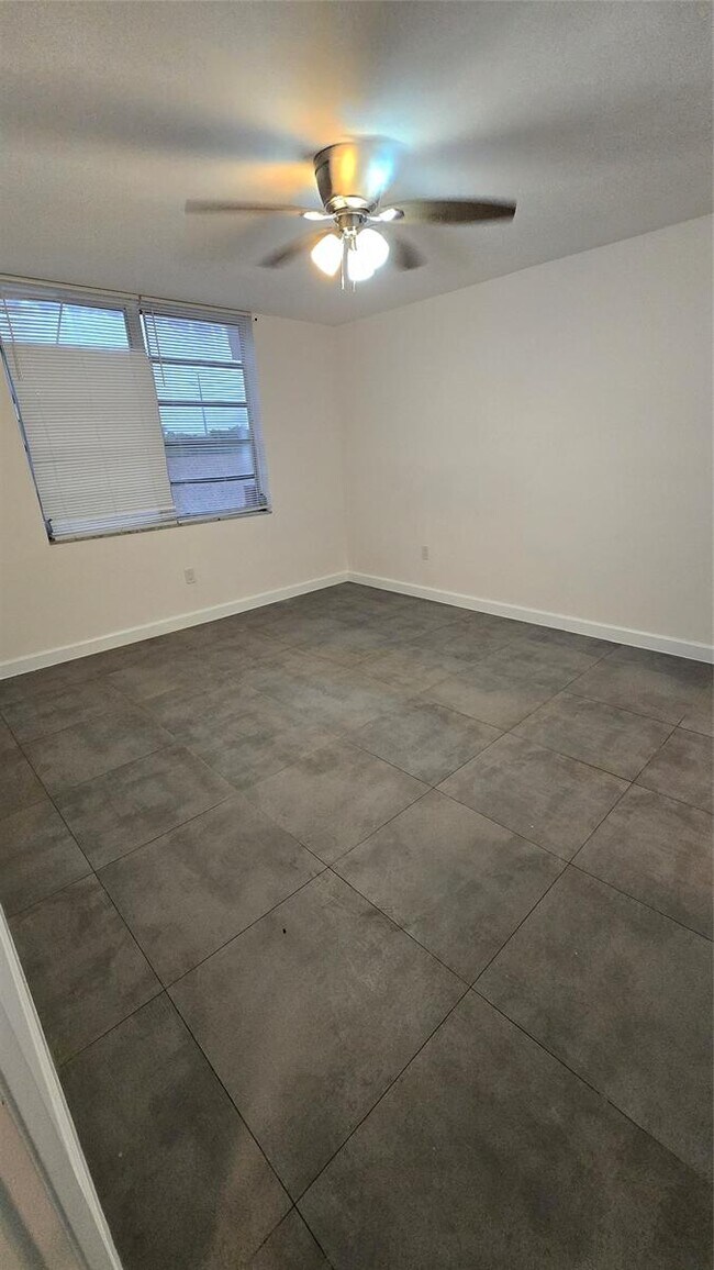 Building Photo - 13390 NE 7th Ave