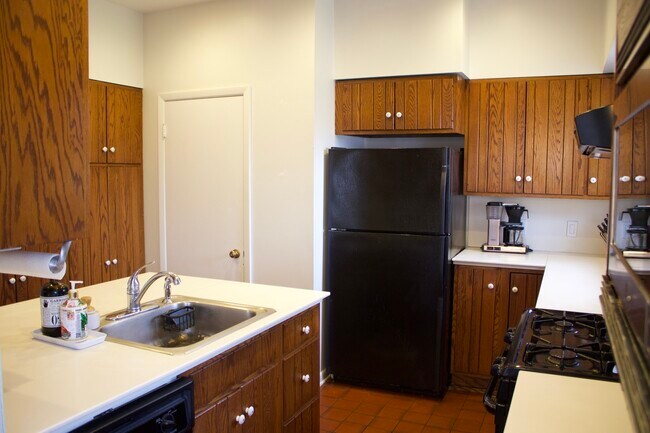 Building Photo - 1018 Oakwood Ave