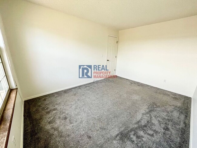 Building Photo - 6825 Overland Dr