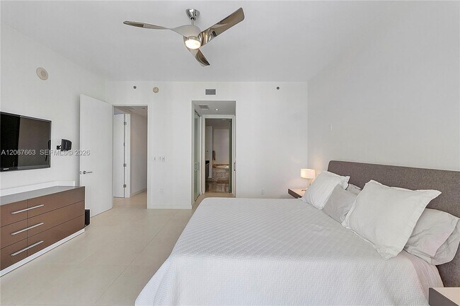 Building Photo - 15811 Collins Ave