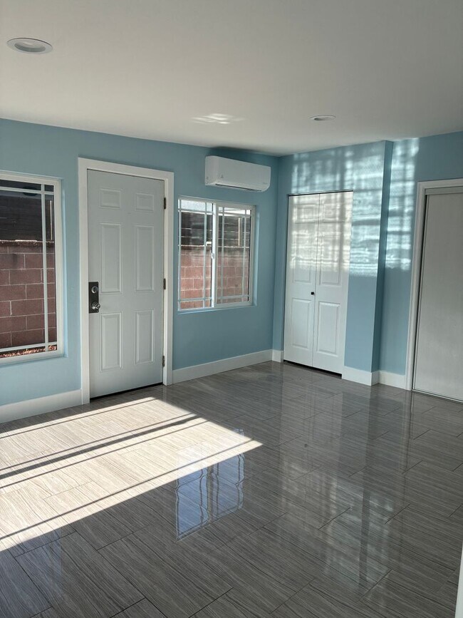Building Photo - 5 Bedroom 4 Bath House in Garden Grove