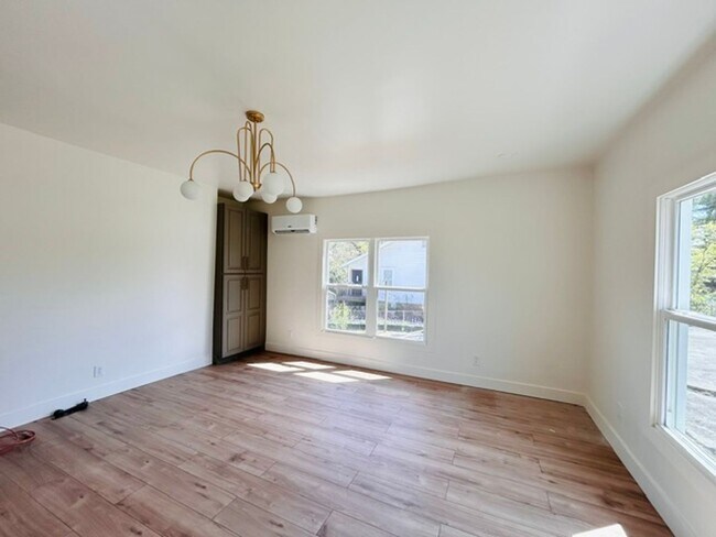 Building Photo - Knoxville 37920 - 1 bedroom, 1 bath unit on Second Floor - Contact Tara Hayes (865) 242-8010