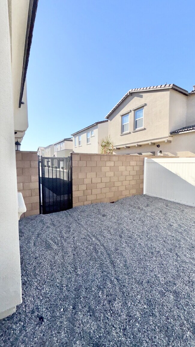 Building Photo - 4 Bedrooms Available University Park