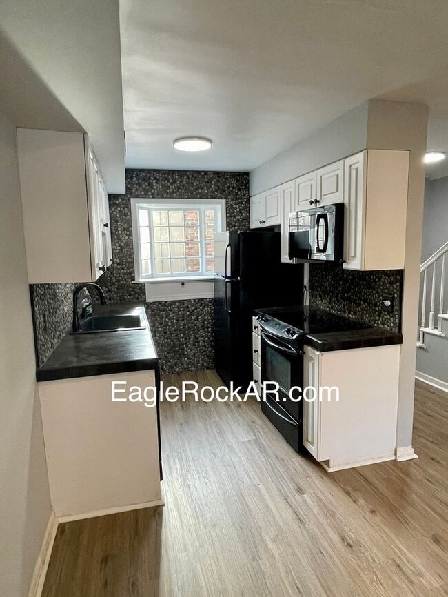 Building Photo - Cozy Townhome with Pool!