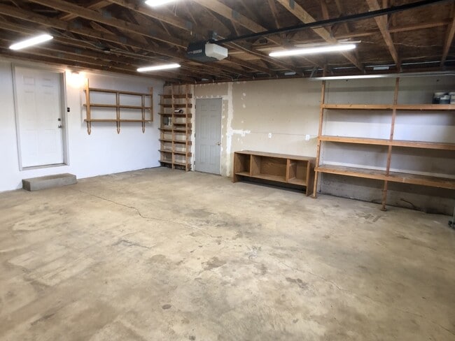 Building Photo - Beautiful and Convenient Turner Location!