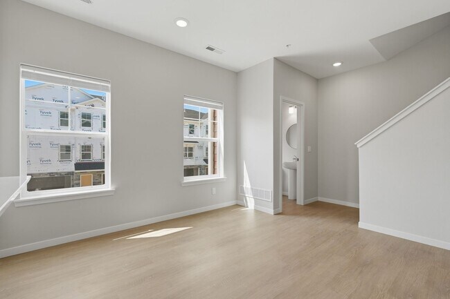 Building Photo - 142 Russ Dr SW