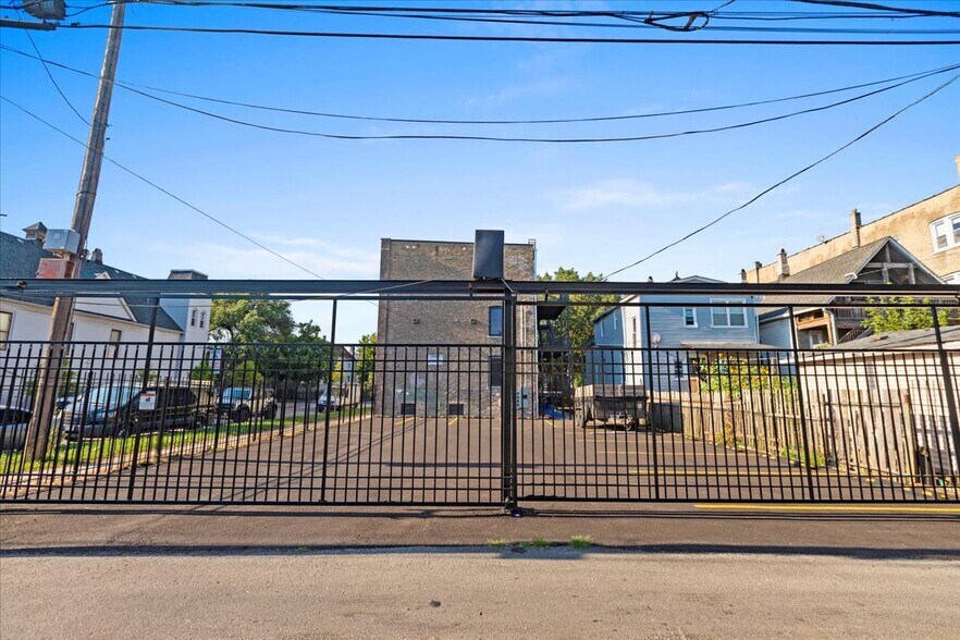 Building Photo - 2023 N Drake Ave