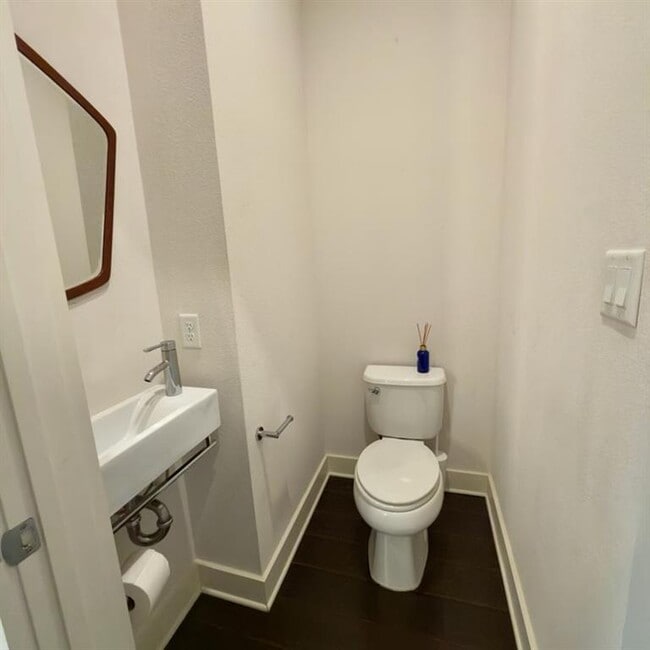 Building Photo - 502 W 51st St