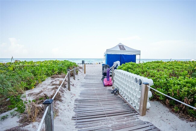 Building Photo - 15901 Collins Ave