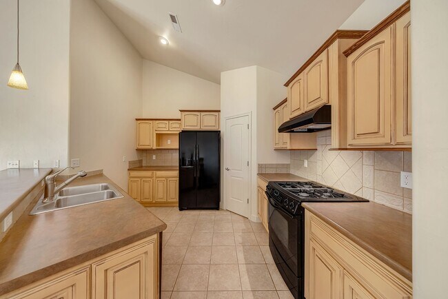 Building Photo - 832 Montclair Dr