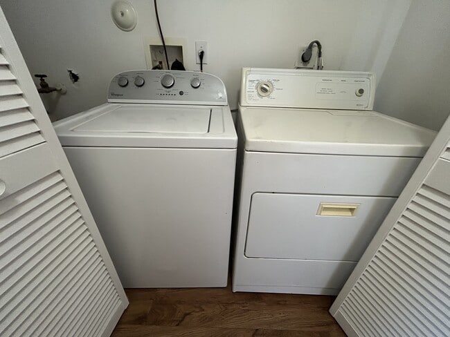 Building Photo - 910 Cypress Way E