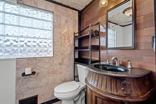 Building Photo - SCORE 50% OFF 1ST MONTH'S RENT IF SIGNED BY APRIL 10! Amazing 2 bedroom home in Clairton availabl...