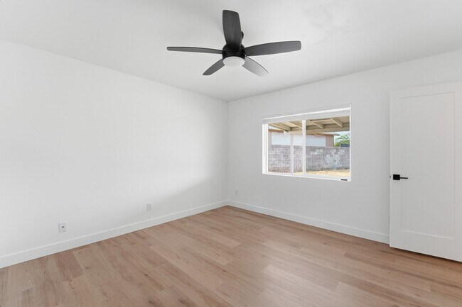 Building Photo - Discover this beautifully renovated 3-bedroom, 2-bath home in Mesa, AZ!